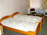 Dreibettzimmer im Haupthaus.