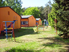 drei Bungalows mit Spielplatz im Ferienpark Colorado